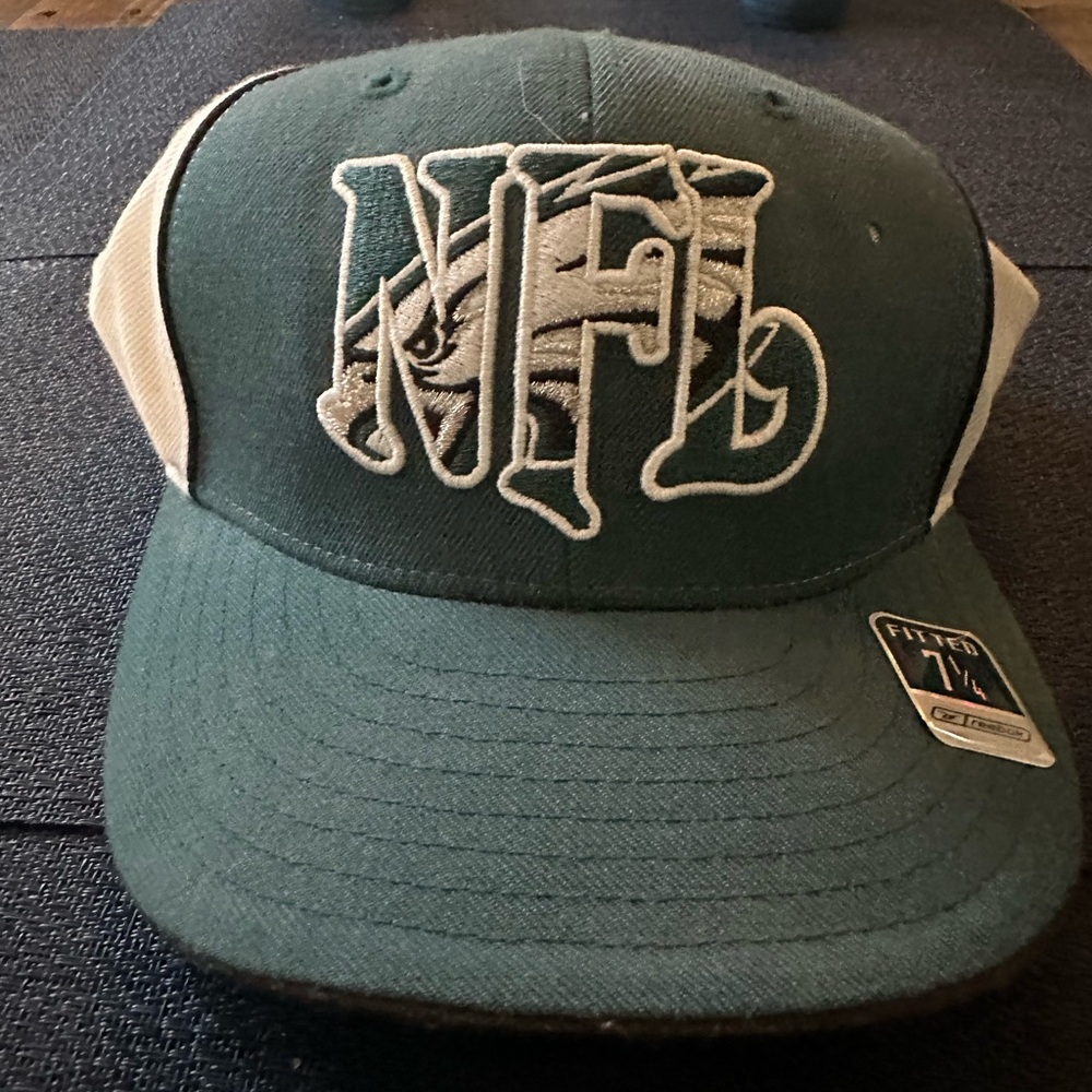 PHILADELPHIA EAGLES 7 1/4 REEBOK NFL EQUIPMENT FITTED HAT.